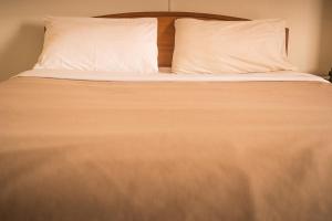 Postel nebo postele na pokoji v ubytování Baansilp Hotel