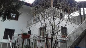 een wit huis met een balkon aan de zijkant bij Apartment with view at Olympus mountain in Litóchoron