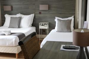 Hotel Le Transat Bleu tesisinde bir odada yatak veya yataklar