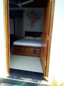 Una cama o camas en una habitación de Nethmi Rooms