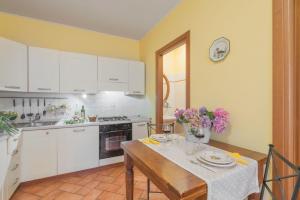 مطبخ أو مطبخ صغير في La Torre Apartments