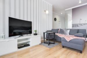 Televízia a/alebo spoločenská miestnosť v ubytovaní Elite Apartments Marine Suite