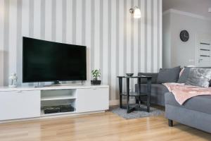 Televízia a/alebo spoločenská miestnosť v ubytovaní Elite Apartments Marine Suite