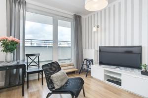 Televízia a/alebo spoločenská miestnosť v ubytovaní Elite Apartments Marine Suite