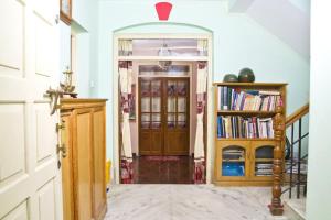 Biblioteca nella stanza in casa privata