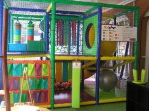 uma sala de jogos com um parque infantil em Nuevo Montesol em Málaga