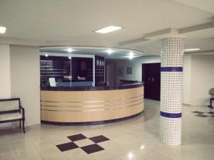 a lobby with a counter and columns in a building at Hotel Maestro Express Toledo in Toledo