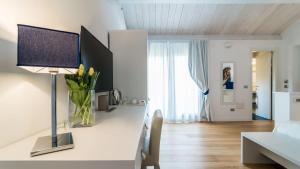 TV a/nebo společenská místnost v ubytování Cafe Bleu Relais