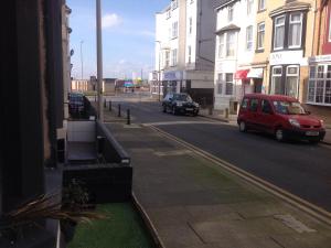un furgone rosso parcheggiato sul lato di una strada di Talbot House a Blackpool
