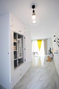コスタ・テギセにあるVerano Infinitoの白いキャビネットと窓が備わる白い部屋