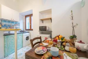 a kitchen with a table with fruit on it at Ricciolo d'oro 1 in Positano