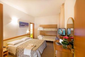 Postel nebo postele na pokoji v ubytování Hotel Excelsior + 19 fotografií