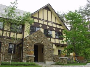 um edifício com uma placa na frente dele em Anise Garden em Hakuba