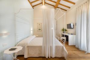 Un pat sau paturi într-o cameră la Tenuta Petra Bianca