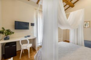 A television and/or entertainment centre at Tenuta Petra Bianca