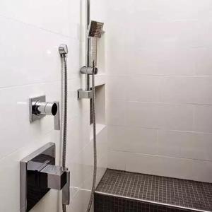 e bagno con doccia e pavimento piastrellato. di Omah nDeso Argopeni a Srumbung