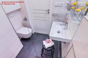 Un baño blanco con lavabo e inodoro. en AIR CONDITIONED Terrace Apartment Prague, en Praga 12 fotos más
