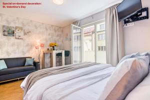 プラハにあるTerrace Apartment Pragueのベッドルーム(ベッド1台、ソファ付)