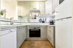 聖伊西德羅的住宿－Habitación con refrigerador propio cerca del aeropuerto，厨房配有白色橱柜和白色冰箱。