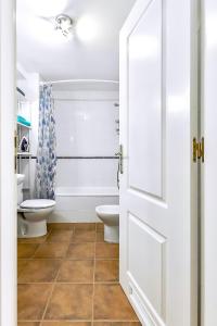 Ένα μπάνιο στο Habitación con refrigerador propio cerca del aeropuerto +22 φωτογραφίες