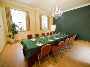 The business area and/or conference room at Senator Granada
