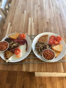 The Greannan Bed & Breakfast في Blackwaterfoot: طبقين من الطعام على طاولة مع أطباق من الطعام