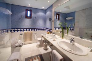 A bathroom at Parador de Jarandilla de la Vera