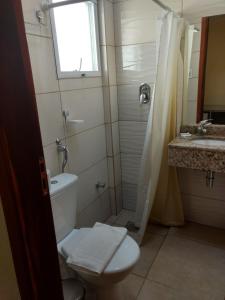 A bathroom at Rivero Hotel