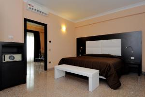 Tempat tidur dalam kamar di EH Suites Rome Airport Euro House Hotels