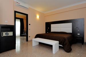 Postel nebo postele na pokoji v ubytování EH Suites Rome Airport Euro House Hotels