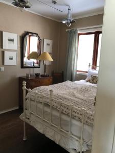 um quarto com uma cama, um espelho e uma janela em Villa Moldegaard Apartment em Osøyro