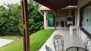 une terrasse avec des chaises et une table sur une maison dans l'établissement Chácara Stefanini Atibaia com WIFI, à Atibaia