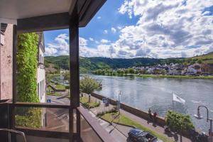 - une vue sur la rivière depuis un bâtiment dans l'établissement Mayer's Weinhotel, à Zell
