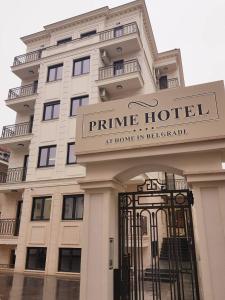 Prime Hotel Garni في بلغراد: مبنى الفندق امامه لافته