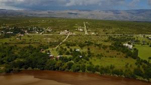 una vista aerea di un campo alberato accanto a un fiume di Casonas de Nono a Nono