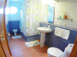 un bagno con lavandino, WC e doccia di Casa junto a Itálica a Santiponce Altre 18 foto
