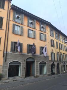 Un edificio con un mucchio di aquiloni appesi a esso di B&B Gallery a Bergamo