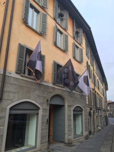 un edificio con ombrelloni appesi al lato di B&B Gallery a Bergamo
