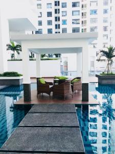 um gazebo sobre uma piscina num edifício em Pinnacle Tower Apartment Stay by Feel Suites em Johor Bahru