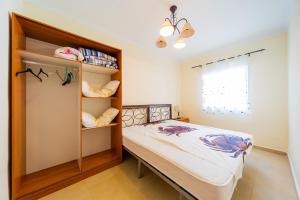ラ・マタにあるALEGRIA ID120のベッドルーム(ベッド1台、本棚付)