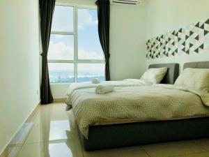 1 dormitorio con 1 cama grande y ventana grande en Pinnacle Tower Apartment Stay by Feel Suites, en Johor Bahru
