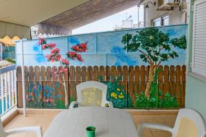 stół i krzesła na patio z malowidłem ściennym w obiekcie Cosy apartment for 4 w Atenach