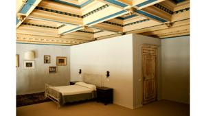 1 dormitorio con cama y techo de madera en relais Berardi en Florence