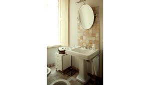 フィレンツェにあるrelais Berardiのバスルーム(洗面台、鏡付)
