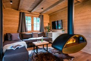 TV i/ili multimedijalni sistem u objektu LA SOA Chalets & Eventlodge
