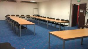 Der Geschäftsbereich oder Konferenzraum in der Unterkunft Hôtel Les Gens De Mer Dunkerque by Popinns