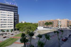 バルセロナにある1215 - Ciutadella Pretty Apartmentの建物と通りの景色を望む