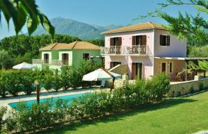 eine Villa mit einem Pool und einem Haus in der Unterkunft Il Viaggio Verde in Vasiliki