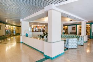 hol centrum handlowego z kolumną w obiekcie Hotel Torre Oliva w mieście Policastro Bussentino