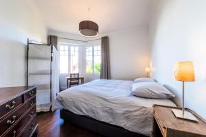 Tempat tidur dalam kamar di la Pinède